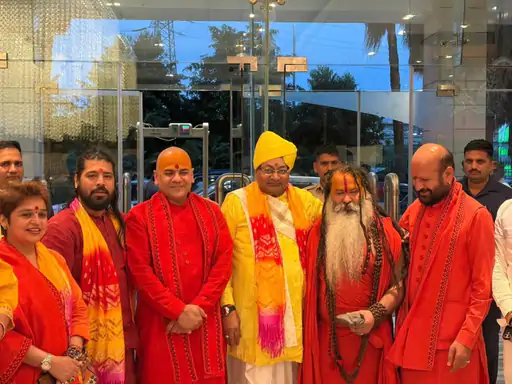 संत संसद में शामिल हुए मेहंदीपुर बालाजी महंत, नरेशपुरी महाराज बोले- सनातन संस्कृति देती है मानवता और सद्भाव का संदेश