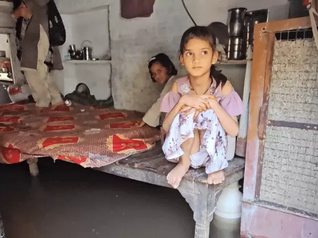 घर में घुसा बारिश का पानी, बेड पर बैठे रहे बच्चे; खाना तक नहीं बन पाया, सांप और जहरीले कीड़ों का डर