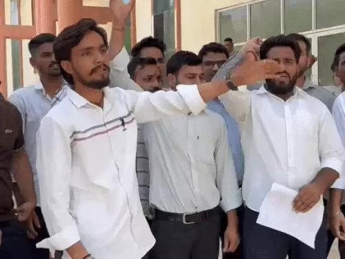 मेडिकल कॉलेज के 24 नर्सिंगकर्मी और लैब टेक्निशियन को नौकरी से हटाया, रात 9 बजे वॉट्सएप पर भेजा मैसेज