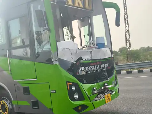 दिल्ली–मुंबई एक्सप्रेस-वे पर बस–ट्रक भिड़ंत, कंडक्टर घायल; सभी यात्री सुरक्षित
