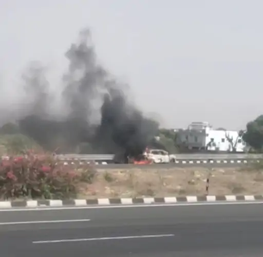दिल्ली–मुंबई एक्सप्रेस-वे पर चलती कार में आग, ड्राइवर ने कूदकर बचाई जान