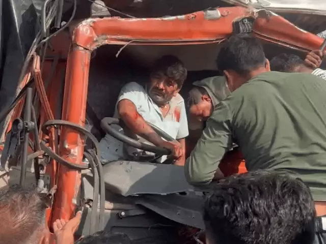 हाईवे पर भीषण हादसा: टैंकर में घुसा ट्रक, ड्राइवर केबिन में फंसा; आधे घंटे की मशक्कत के बाद निकाला बाहर