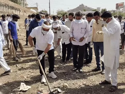 खंडार विधायक ने चौथ माता सरोवर में की सफाई: वंदे गंगा जल संरक्षण अभियान के तहत निकाली कलश यात्रा