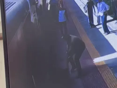 अलवर जंक्शन पर RPF जवान ने बचाई महिला की जान, ट्रेन से उतरते समय फिसला पैर
