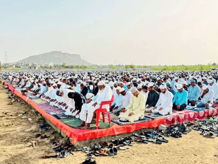 दौसा की नई ईदगाह में अदा की गई ईद की नमाज, लोगों ने गले मिलकर दी मुबारकबाद