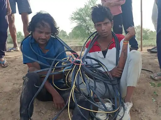 दो चोरों को ग्रामीणों ने बिजली की केबल से बांधा, नलकूप की केबल चोरी करते पकड़े गए