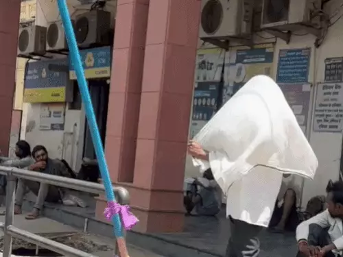 रैनबसरों में ठेकेदार के लोग कर रहे आराम, मजदूर-गरीब खुले आसमान के नीचे परेशान