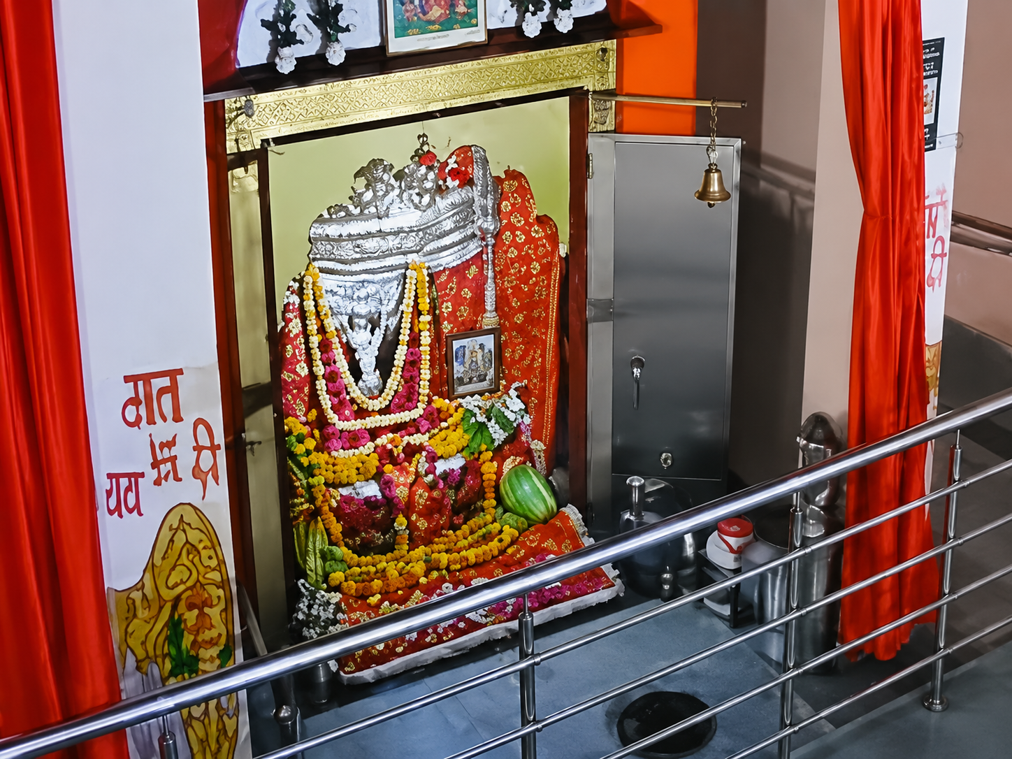 महवा के किले वाली माता मंदिर में चोरी, नकदी और चांदी के छत्र ले गया चोर; CCTV में कैद हुई वारदात