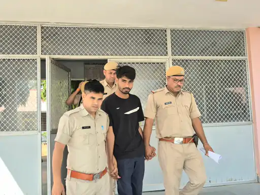 स्मैक तस्कर से मिलीभगत के आरोप में 2 कांस्टेबल लाइन हाजिर, जांच जारी
