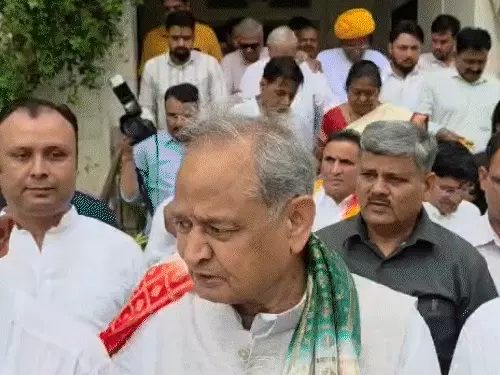 गहलोत का सरकार पर हमला, बोले- नाकारा और निकम्मी सरकार से जनता को नुकसान