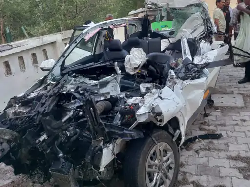 आगरा-लखनऊ एक्सप्रेसवे पर कंटेनर से टकराई कार, 2 भाइयों समेत 3 की मौत; पांच घायल
