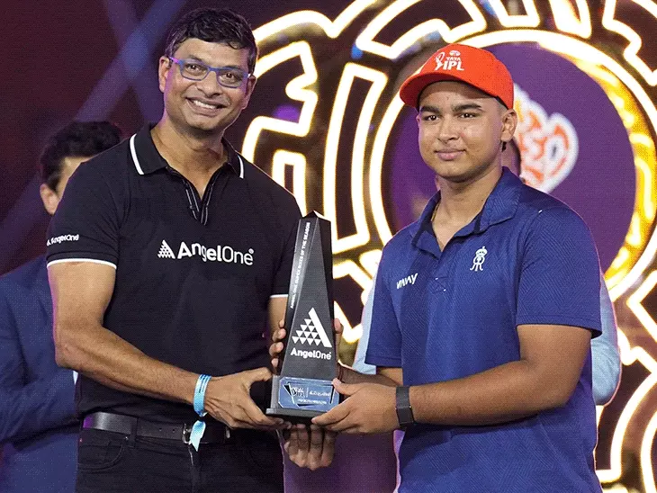 IPL 2026 फाइनल जीतने के बाद भावुक हुए रजत, ट्रॉफी चूमकर मनाया जश्न; कोहली ने लगाया गले