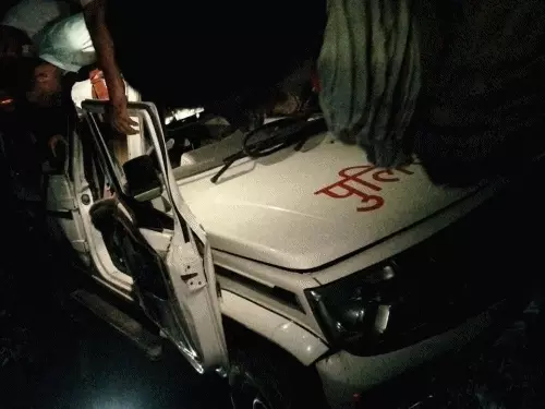 ट्रेलर ने पुलिस की बोलेरो को मारी टक्कर, तीन पुलिसकर्मी घायल; 20 फीट गहरी खाई में गिरे वाहन