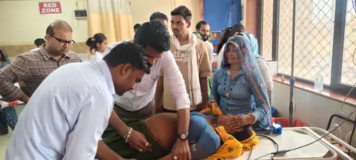 कार-बाइक की भिड़ंत में बाइक चालक की मौत, पत्नी गंभीर घायल; जयपुर रेफर