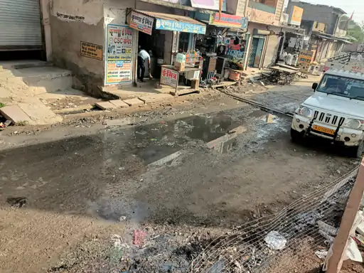 भंवाल माता रोड पर कीचड़ और जलभराव से ग्रामीण परेशान, नालियों की सफाई की मांग