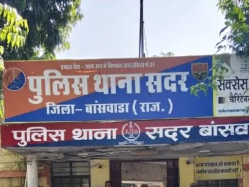 पुनर्विवाह से नाराज पहले पति ने रची खौफनाक साजिश, स्कूल बस से पत्नी और बच्चे को मारी टक्कर