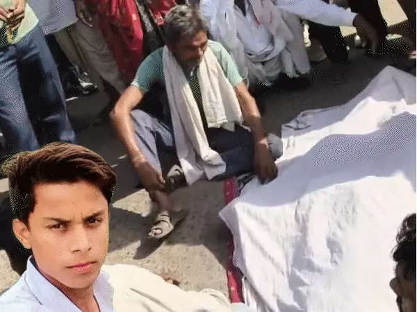 घर में सोए युवक का सुबह मिला शव, गले पर चोट के निशान; हत्या की आशंका में ग्रामीणों का प्रदर्शन