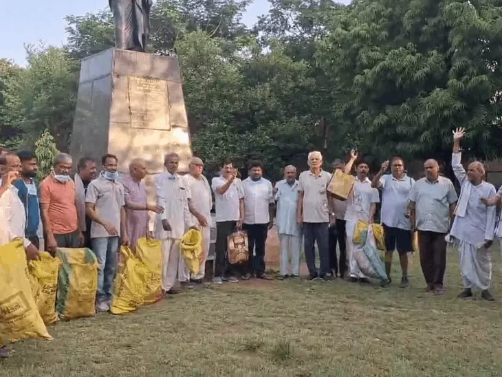 गांधीवादियों ने गांधी पथ और सिटी पार्क में किया श्रमदान, दिया स्वच्छता व पर्यावरण संरक्षण का संदेश