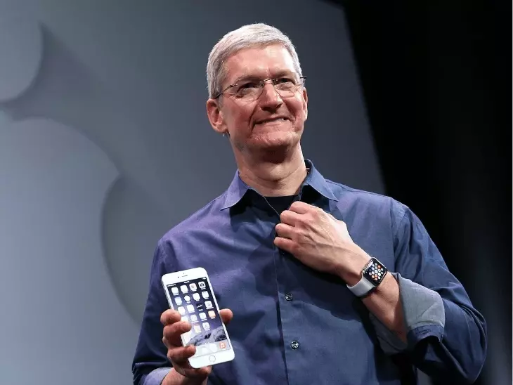 iPhone समेत Apple के प्रोडक्ट्स होंगे महंगे, टिम कुक बोले- कीमतें बढ़ाना अब मजबूरी