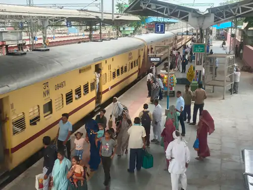 रेलवे ने जुर्माने किए दोगुने, बांदीकुई जंक्शन पर भी होगी सख्ती; महिला कोच में बैठने पर ₹2500 तक जुर्माना