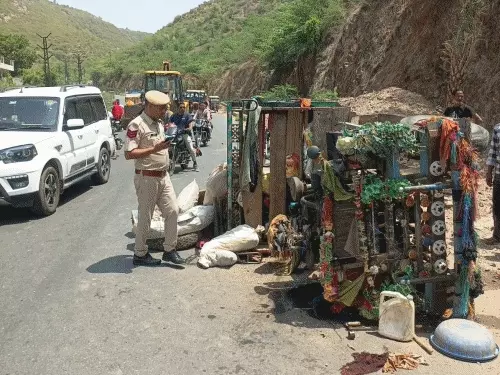 लालसोट की घाटा ढलान में पलटी जुगाड़: चार बच्चों समेत 6 घायल, बाइक बचाने के चक्कर में हुई बेकाबू