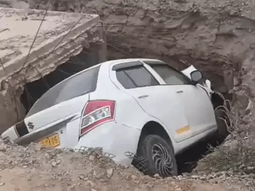 सड़क किनारे गहरे गड्ढे में गिरी कार, VIDEO: ग्रामीणों ने दरवाजा तोड़कर ड्राइवर को निकाला, चेतावनी बोर्ड नहीं लगा होने से हादसा
