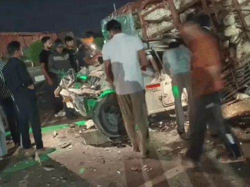 ट्रक में घुसी मुर्गों से भरी पिकअप, ड्राइवर की मौत: 20 मिनट तक केबिन में फंसा रहा, सड़क पर वाहनों ने कई मुर्गों को कुचला