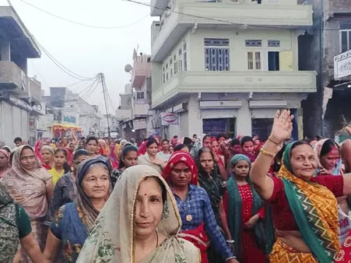 ठाकुर जी के नगर भ्रमण में भक्ति का सागर उमड़ा: महिलाएं भजनों पर जमकर थिरकीं, तेलन पंसेरी बालाजी मंदिर जीर्णोद्धार महोत्सव का हुआ भव्य समापन