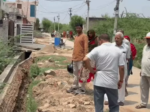 नाली निर्माण में लापरवाही, बारिश में ढह गई: लोगों का आरोप- रोड़ी-सरिए की जगह लगाई ईंट, पार्षद बोले- 95 लाख के काम में भ्रष्टाचार
