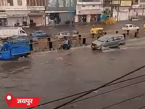 राजस्थान के 27 जिलों में आंधी-बारिश का अलर्ट: जयपुर में आधा फीट तक जलभराव, लोहे का जाल और पेड़ गिरे; कोटा-जोधपुर में बदला मौसम