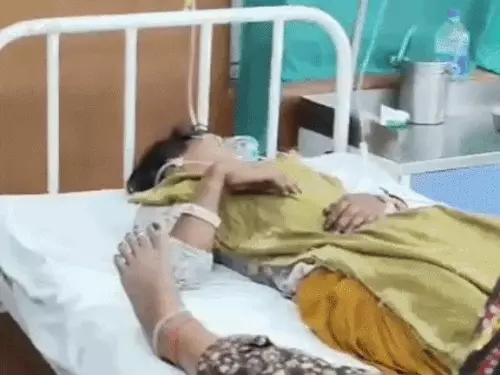डीजे पर डांस के दौरान चली लाठियां: पिता के सामने नवविवाहित बेटी के सिर पर हमला, गंभीर हालत में अस्पताल में भर्ती