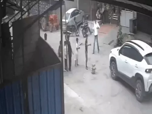 घर के बाहर खेल रही बच्ची को कार ने कुचला, CCTV में कैद हुई घटना