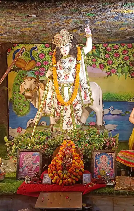 ज्येष्ठ पूर्णिमा पर मंदिरों में उमड़ी आस्था, श्रद्धालुओं ने की पूजा-अर्चना और दान-पुण्य