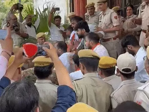 राजस्थान यूनिवर्सिटी में ABVP का हंगामा, पुलिस ने किया लाठीचार्ज; छात्रसंघ चुनाव बहाली की मांग पर प्रदर्शन