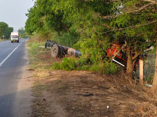 अलवर-सिकंदरा हाईवे पर बेकाबू ट्रक पेड़ों से टकराया, चालक घायल