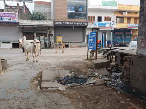 दौसा में टूटे फेरोकवर बने हादसों का कारण, मार्ग बाधित; नगर परिषद पर लापरवाही के आरोप