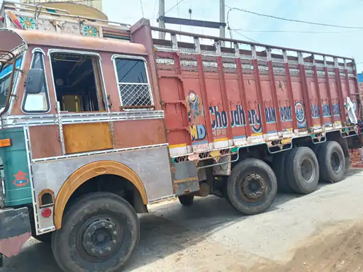 लालसोट में 8 गाड़ियों से 22 बैटरी चोरी: डीडवाना में तीन बसों को बनाया निशाना, जमात क्षेत्र में ई-रिक्शा और ट्रकों से भी बैटरियां पार