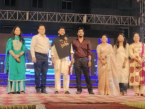 गवर्नमेंट मेडिकल कॉलेज की फ्रेशर्स पार्टी: विनय और मनस्विनी बने मिस्टर एंड मिस फ्रेशर, विद्यार्थियों ने दिखाया हुनर