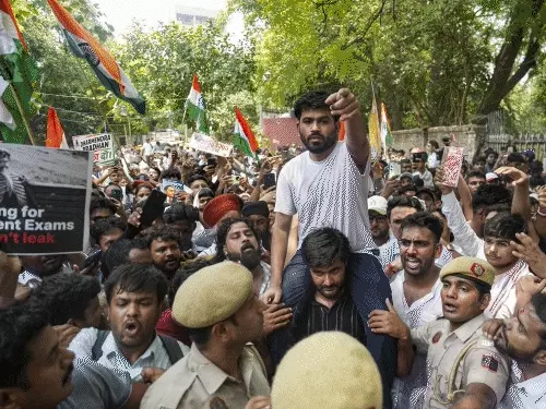दिल्ली में कॉकरोच जनता पार्टी का प्रदर्शन, अभिजीत दीपके बोले- हिंदू-मुसलमान की राजनीति से नौकरी नहीं मिलती