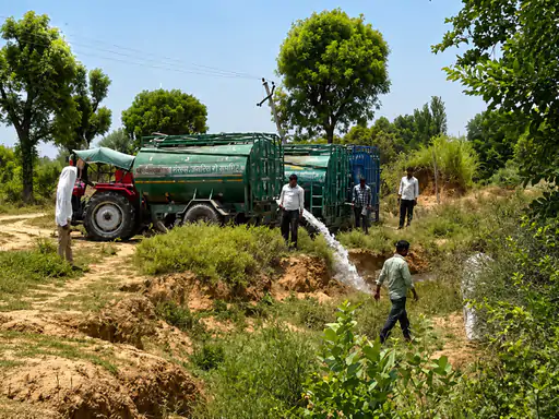 डुंडी का बास में टैंकरों से तलाई भरवाई, 21 परिंडे लगाए; ग्रामीणों ने दिखाई सामूहिक सहभागिता