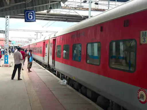 बरेली-भुज एक्सप्रेस ट्रेन भुज तक नहीं जाएगी:सिग्नलिंग के काम के कारण भीलडी तक ही चलेगी, बांदीकुई में भी होता है ठहराव
