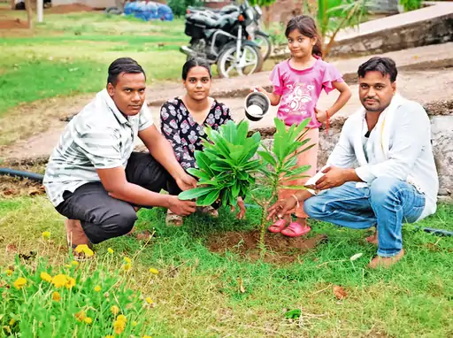 युवाओं ने लगाए 21 पौधे, वृक्ष बनने तक संभालने का लिया संकल्प