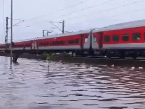 मुंबई में भारी बारिश से रेल सेवा प्रभावित: जयपुर-बांद्रा समेत कई ट्रेनें रद्द, कई ट्रेनों के रूट बदले