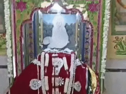 दौसा के दादूदयाल मंदिर में हुई चोरी:गोल्डन प्रिंट के वस्त्र, चांदी का छत्र और धार्मिक सामग्री ले गए; CCTV भी तोड़े