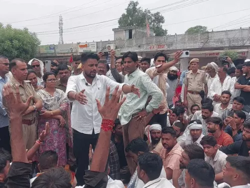 बिजली कर्मचारी की मौत पर 8 घंटे तक बवाल, सड़क जाम कर धरना; मुआवजा और नौकरी की मांग पर अड़े परिजन