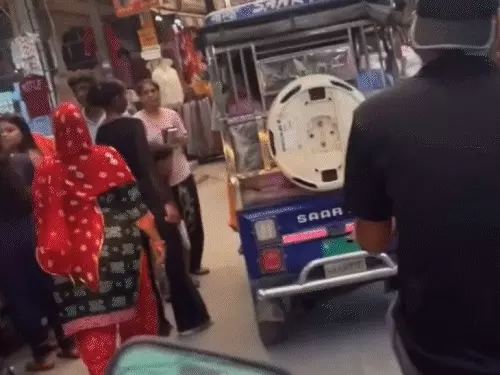 चलते ई-रिक्शा बंद करने वाले चीनी ऐप्स पर सरकार का एक्शन: BAT-BMS और Epoch Li-ion हटाए गए, इलेक्ट्रिक कार और स्कूटर सुरक्षित
