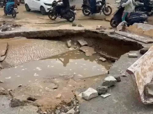 जयपुर में बारिश से सड़कें धंसीं, 10 फीट गहरे गड्ढों में कार गिरी: क्रेन से निकाला वाहन, ट्रैफिक कई घंटे प्रभावित