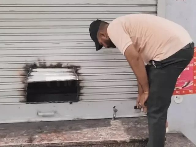 मोबाइल दुकान में लाखों की चोरी: शटर काटकर 200 मोबाइल और LCD लेकर फरार हुए चोर