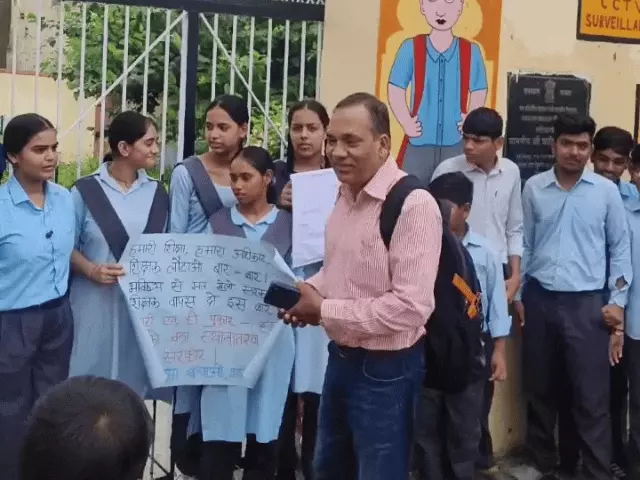 स्कूल के मुख्य गेट पर छात्रों ने जड़ा ताला: बोले- 8 शिक्षकों की कमी से पढ़ाई हो रही प्रभावित