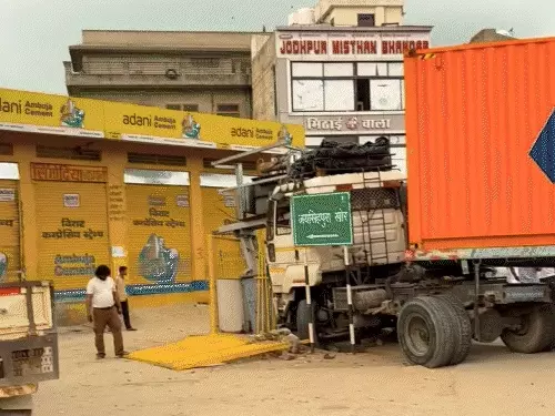 जयपुर में बड़ा सड़क हादसा: बेकाबू ट्रोला डिवाइडर से टकराकर ट्रांसफार्मर में घुसा, 2 घायल